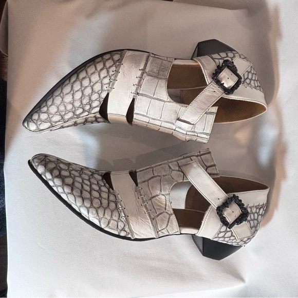 FLUEVOG Truth Alisha Sz 9.5 T-Strap with Skull Buckle Low Heel Leather Sandals - Picture 12 of 15